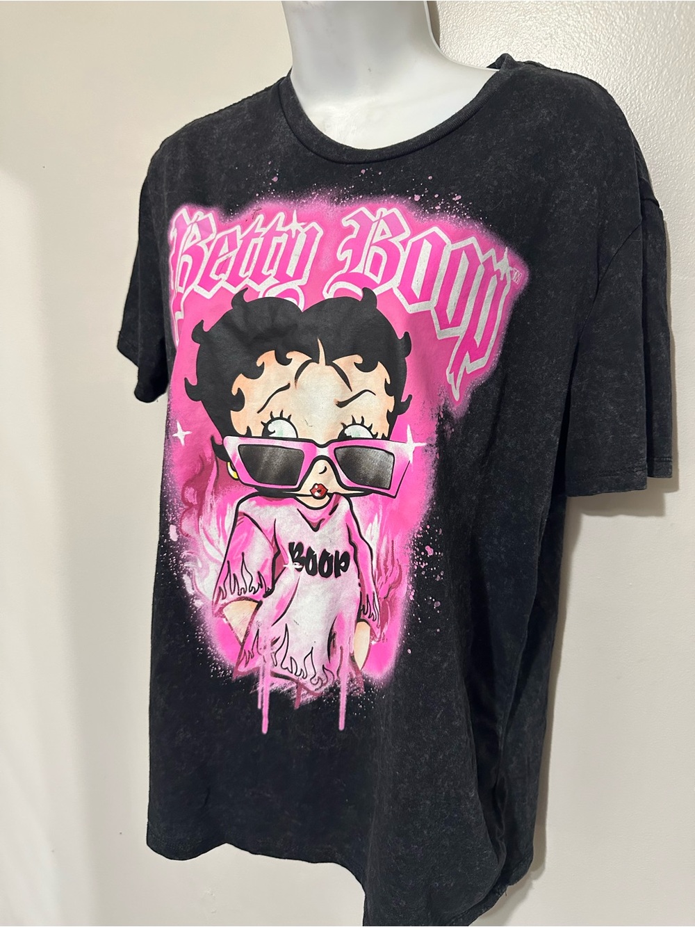Betty Boop Oversized Graphic Tee – Black & Pink Retro Streetwear Style
